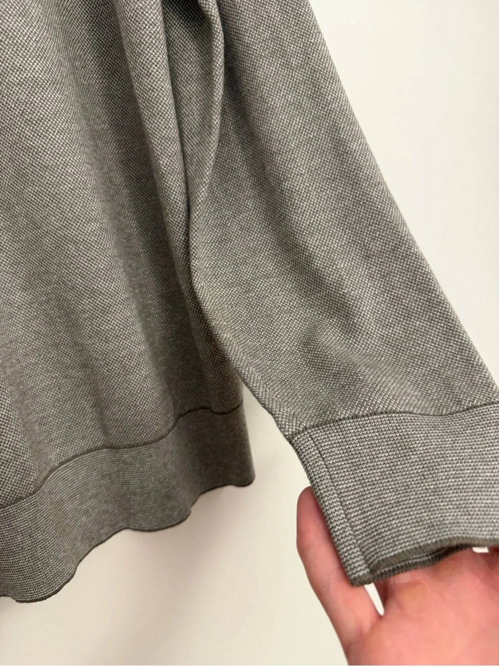 Banana Republic Luxury Light Gray V-Neck Sweater - Slight Snag - Men’s Size Larg